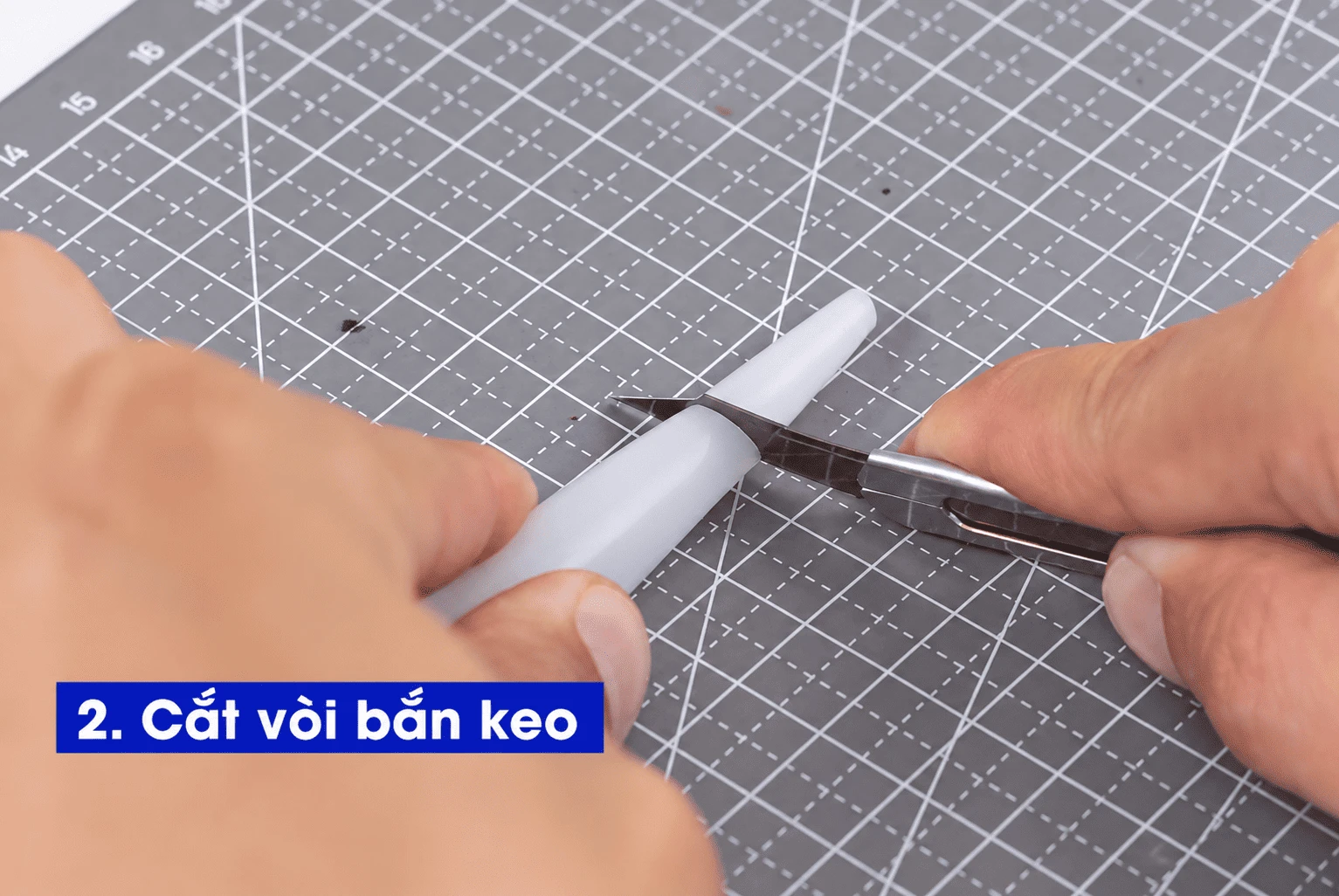 Để đảm bảo đường keo mịn, đều và bám dính tốt, bạn cần cắt vòi bắn keo với kích thước đường kính miệng vòi bằng khoảng 2/3 cho đến bằng chính xác kích thước độ rộng của khe trám